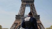 Foto ilustrativa de la nota titulada: Detiene a un hombre tras escalar la Torre Eiffel y saltar en paracaídas