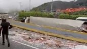 Foto ilustrativa de la nota titulada: Vuelca un tracto camión de refrescos en La Pera; carga vehicular en la México-Cuernavaca (Video)