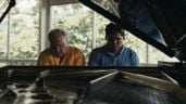 Foto ilustrativa de la nota titulada: Documental sobre el pianista estadunidense Romayne y su ahijado rarámuri, también músico, Romeyno