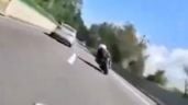 Foto ilustrativa de la nota titulada: Momento en el que un motociclista choca y cae en la autopista México-Cuernavaca (Video)