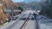 Foto ilustrativa de la nota titulada: Bloquean autopista del Sol para exigir retiro de autodefensas; afectan a cientos de turistas