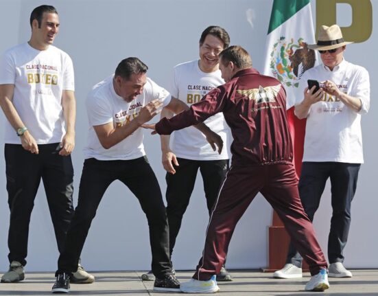 Los ex boxeadores Óscar de la Hoya y Julio César Chávez, participan en el arranque masivo de una Clase Nacional de Boxeo 2025, impartida en la plancha del Zócalo de la Ciudad de México. (Foto de EFE)