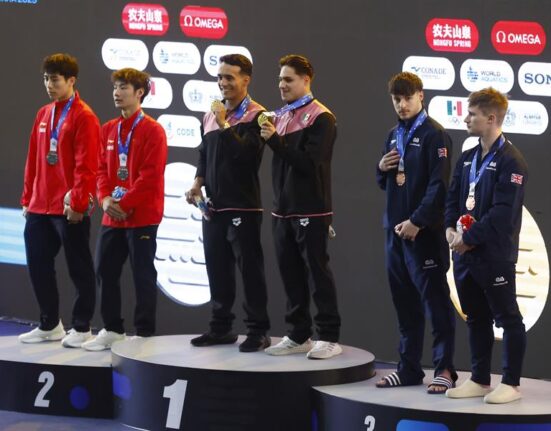 Desde la izquierda los clavadistas chinos Yukanhg Hu, Jiuyuan Zheng (segundo lugar); los mexicanos Juan Manuel Celaya, Osmar Olvera (primer lugar); y los británicos Anthony Harding y Jack Laugher (tercer lugar). (Foto de EFE)