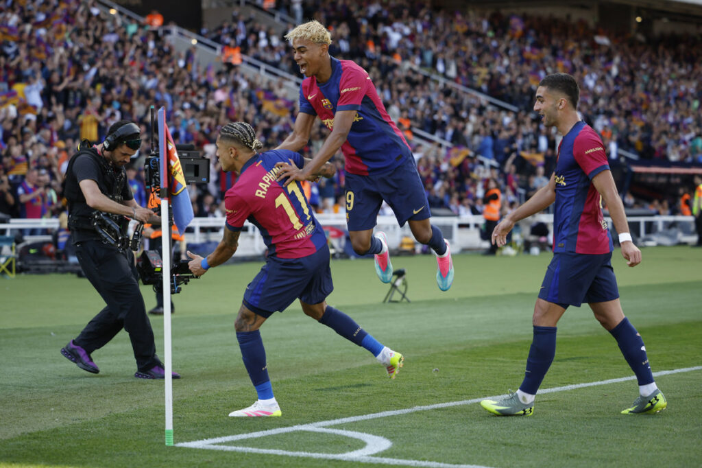 El delantero del Barcelona Raphinha celebra su segundo gol contra el Real Madrid con Lamine Yamal, durante el partido de la jornada 35 de LaLiga EA Sports entre el Barcelona y el Real Madrid, este domingo en el Estadio Olímpic Lluís Companys. (Foto de Alberto Estévez de la agencia EFE)