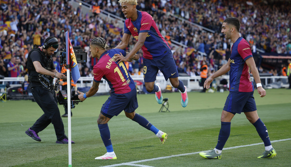El delantero del Barcelona Raphinha celebra su segundo gol contra el Real Madrid con Lamine Yamal, durante el partido de la jornada 35 de LaLiga EA Sports entre el Barcelona y el Real Madrid, este domingo en el Estadio Olímpic Lluís Companys. (Foto de Alberto Estévez de la agencia EFE)