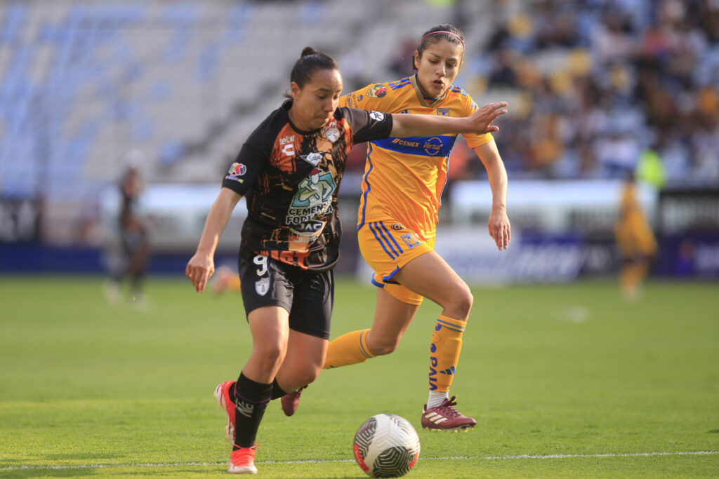 Charlyn Corral (i) de Pachuca disputa el balón con Alexia Fernanda Delgado de Tigres, durante un partido de la jornada 17 del torneo Clausura 2024 de la Liga MX Femenina, disputado en el estadio Hidalgo de Pachuca (México). (Foto de archivo de David Martínez Pelcastre de la agencia EFE)