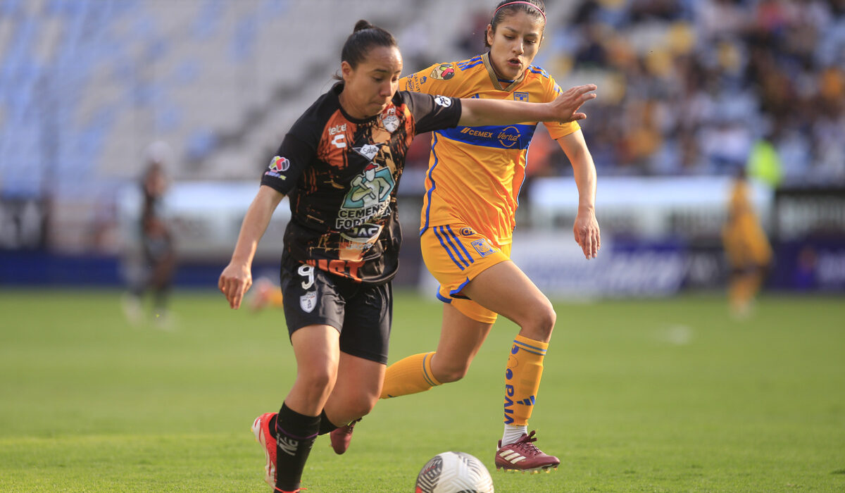 Charlyn Corral (i) de Pachuca disputa el balón con Alexia Fernanda Delgado de Tigres, durante un partido de la jornada 17 del torneo Clausura 2024 de la Liga MX Femenina, disputado en el estadio Hidalgo de Pachuca (México). (Foto de archivo de David Martínez Pelcastre de la agencia EFE)