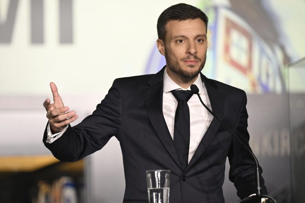 Fotografía de Fernando Veludo de la agencia EFE en la que se ve al entrenador del Oporto, el argentino Martín Anselmi, en una imagen de archivo durante su presentación como técnico del equipo portugués en enero de 2025.
