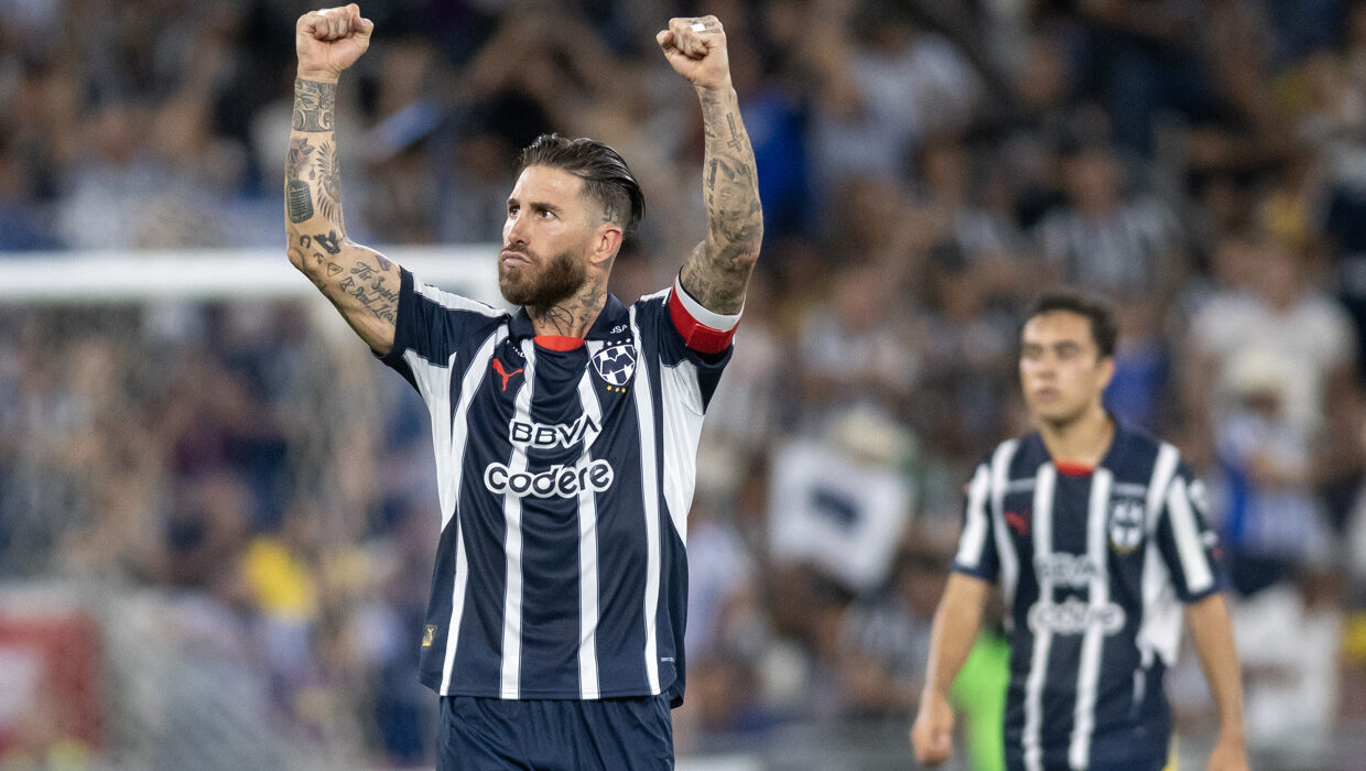 Sergio Ramos de Monterrey festeja al final del juego la victoria ante América en un partido correspondiente a la jornada 16 del Torneo Clausura 2025 celebrado en el estadio BBVA de la ciudad de Monterrey. (Foto de archivo de Miguel Sierra de la agencia EFE)