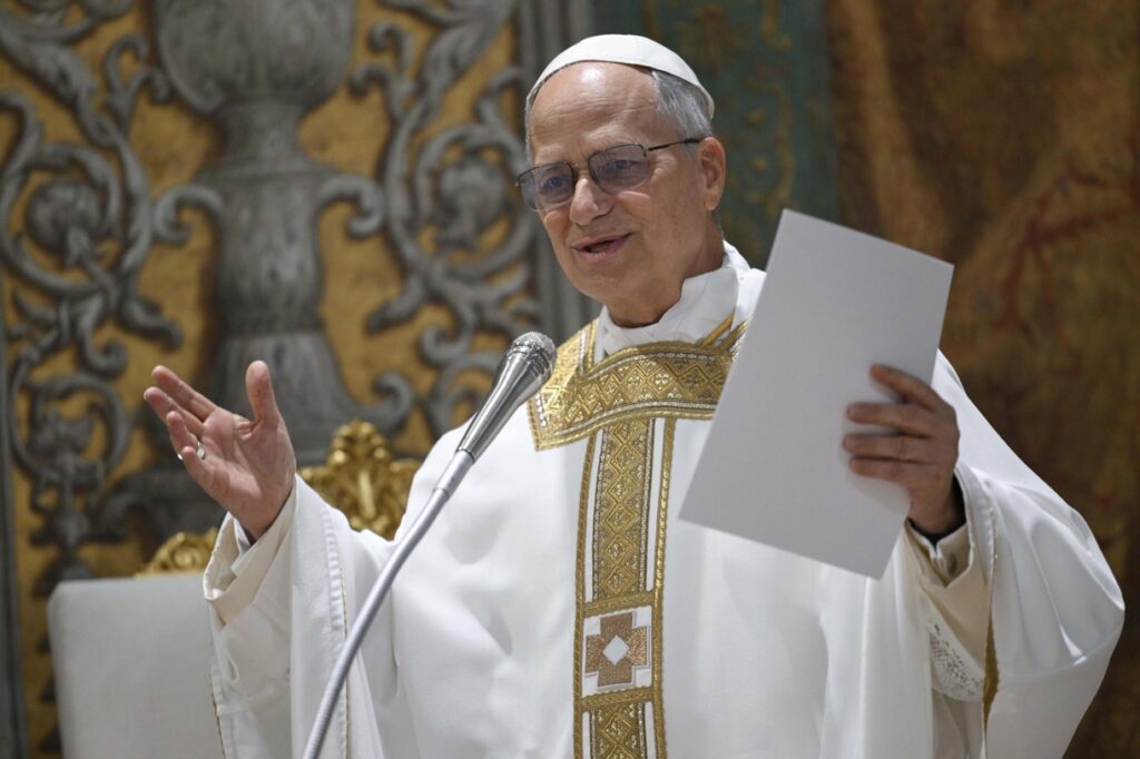 El Papa León XIV durante la misa de este viernes en la Capilla Sixtina. (Foto de Vatican Media de la agencia EFE/EPA)