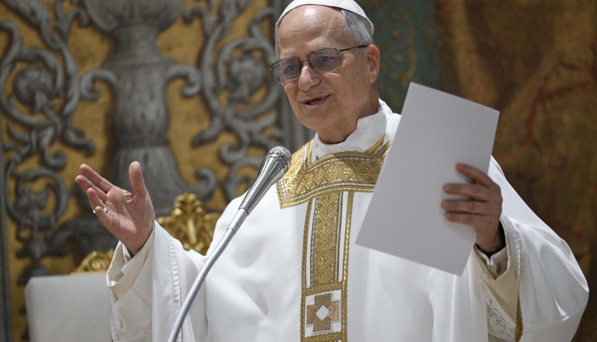 El Papa León XIV durante la misa de este viernes en la Capilla Sixtina. (Foto de Vatican Media de la agencia EFE/EPA)