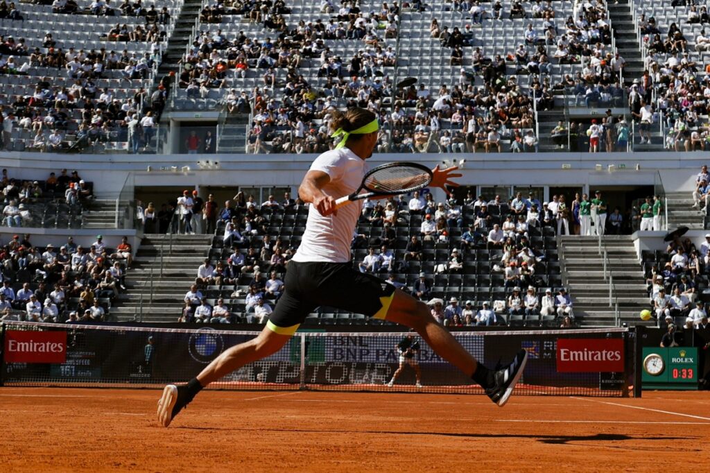 El tenista alemán Alexander Zverev durante el partido contra el lituano Vilius Gaubas en Roma, Italia. (Foto de Fabio Frustaci de la agencia EFE/EPA)