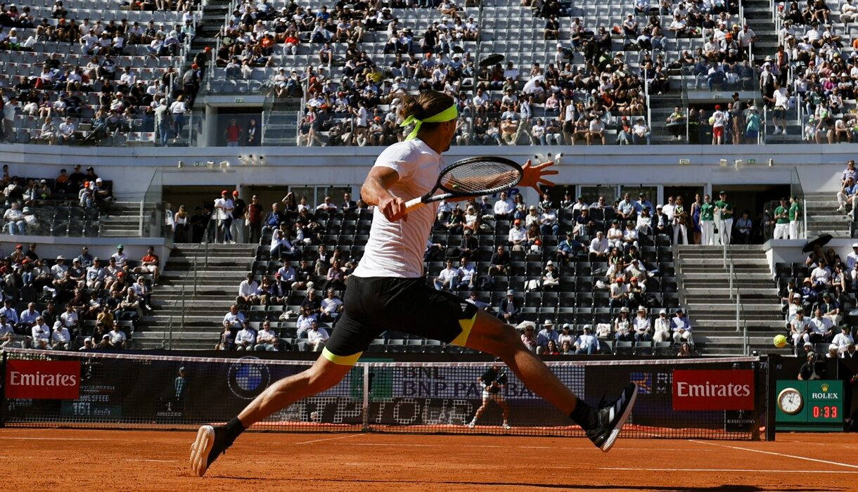 El tenista alemán Alexander Zverev durante el partido contra el lituano Vilius Gaubas en Roma, Italia. (Foto de Fabio Frustaci de la agencia EFE/EPA)