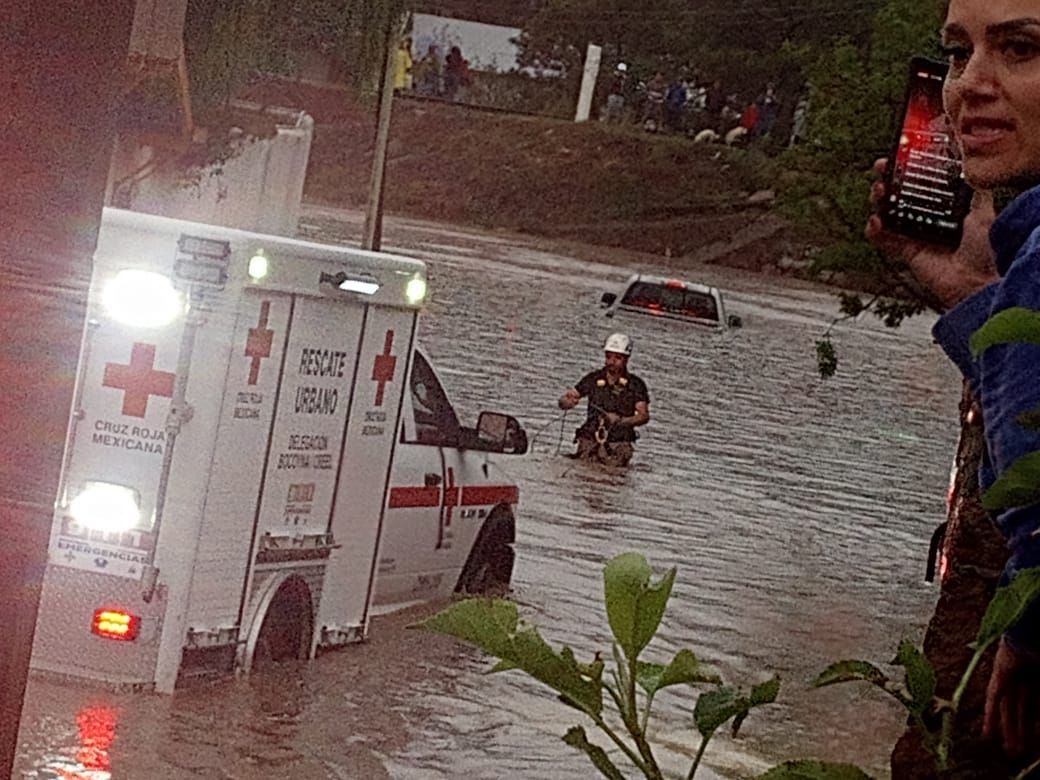 Atienden Protección Civil y Cruz Roja inundaciones en Creel