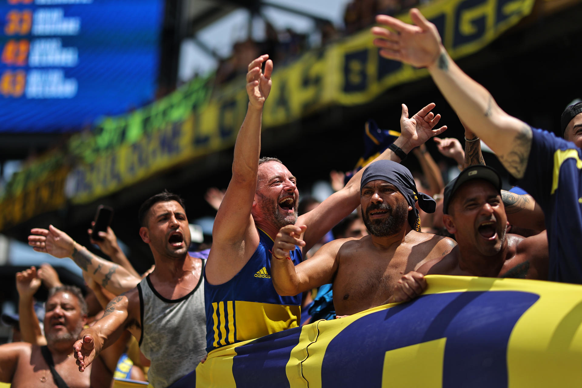 La afición de Boca no deja de cantar durante más de 40 minutos de interrupción