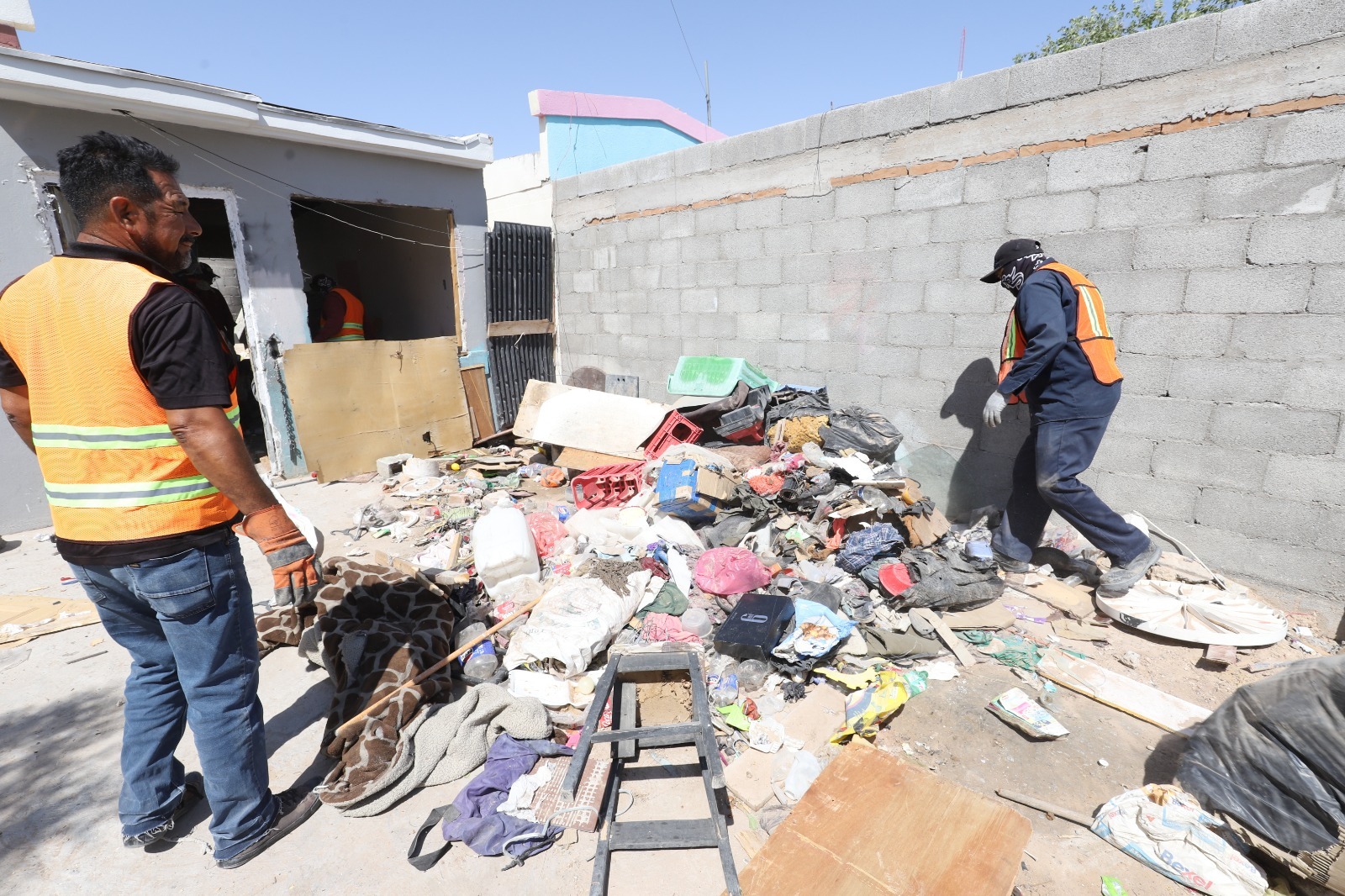 Atienden dependencias municipales vivienda en abandono con acumulación de basura y riesgo sanitario
