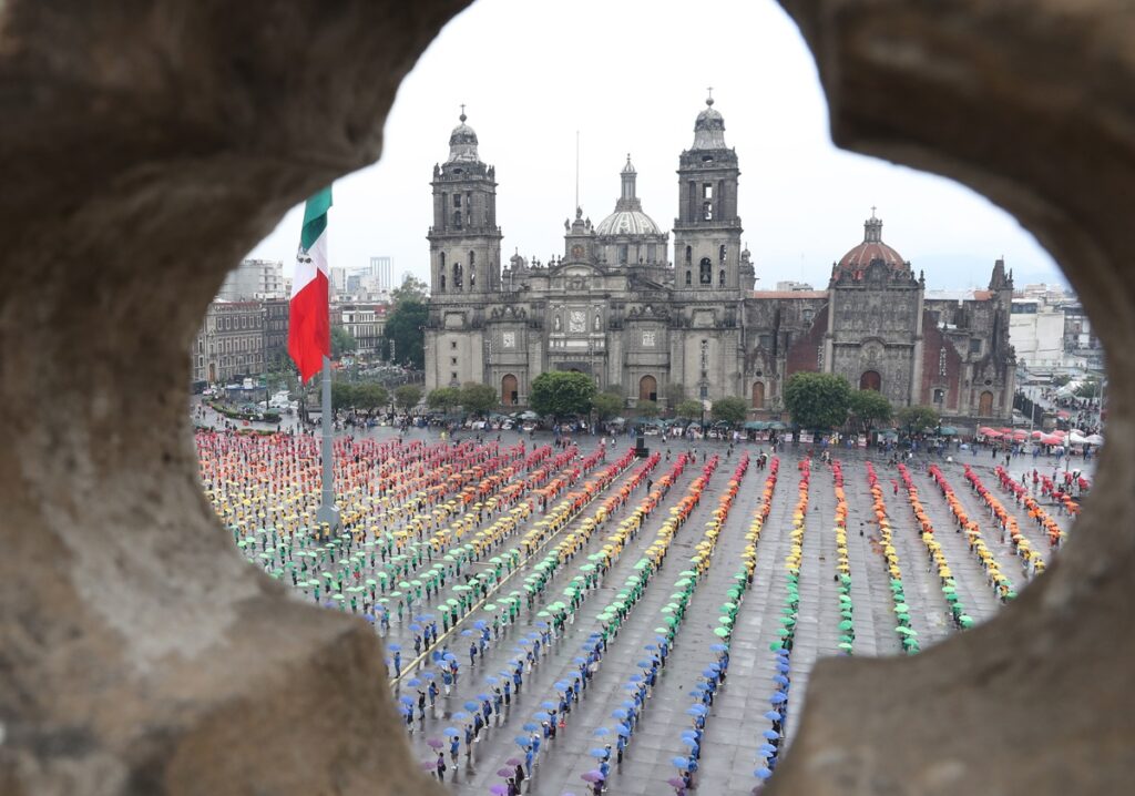 Celebran el orgullo LGBT en la CDMX con una bandera gigante en el Zócalo - celebran-el-orgullo-lgbt-en-la-cdmx-con-una-bandera-gigante-en-el-zocalo-2-1024x718