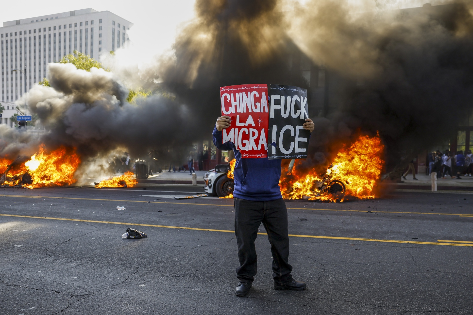 Tribunal permite mantener control de la Guardia Nacional en California; Trump celebra - crece-la-tension-en-los-angeles-con-la-quema-de-taxis-autonomos