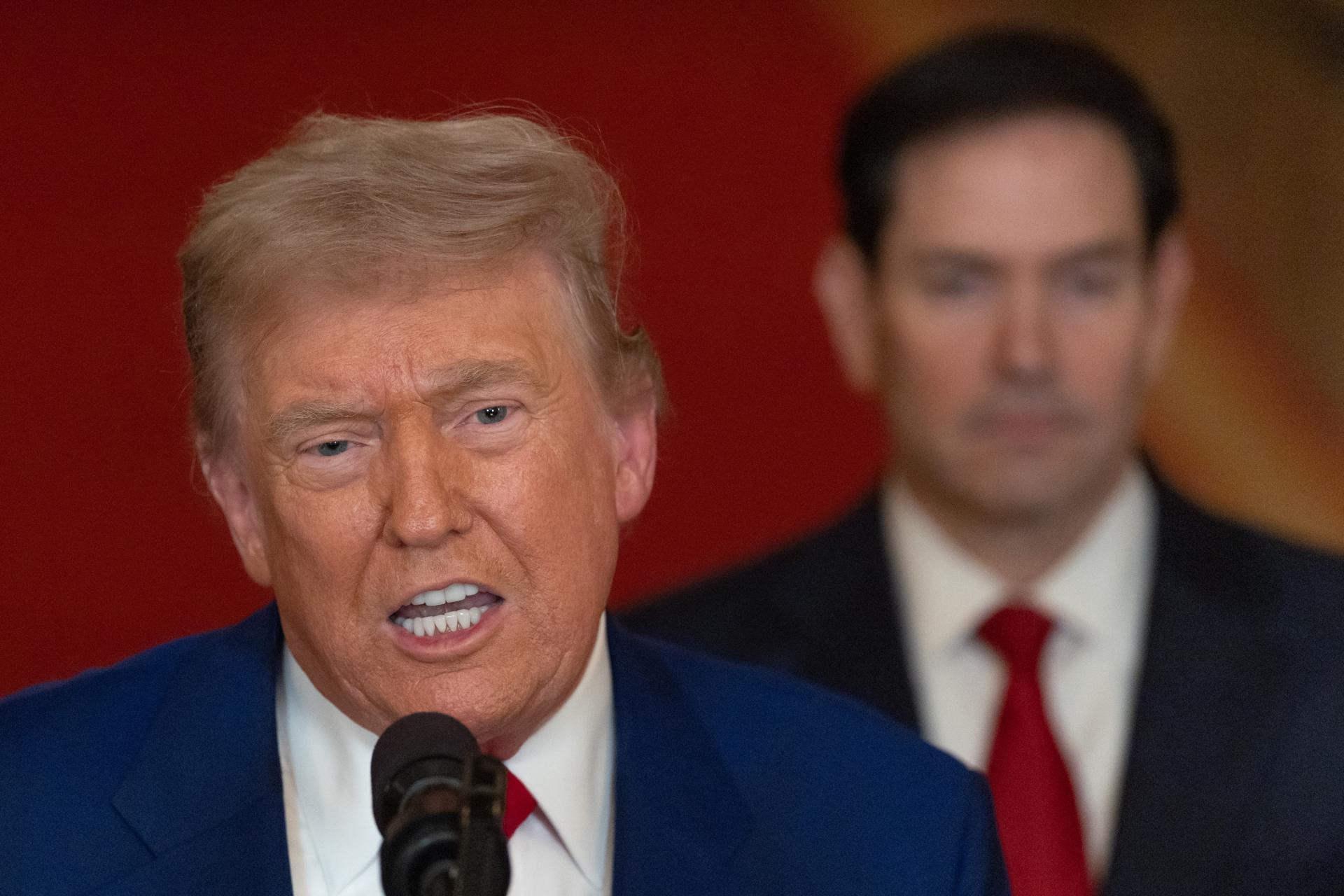 Trump insta a mantener “bajos los precios del petróleo” y no caer en “manos del enemigo”