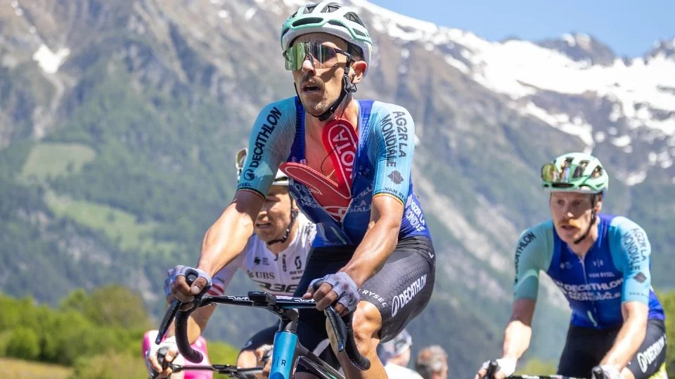 Escándalo en el Giro de Italia: investigan a ciclista por presunto “contrato a cambio de ayuda” que afectó al mexicano Isaac del Toro