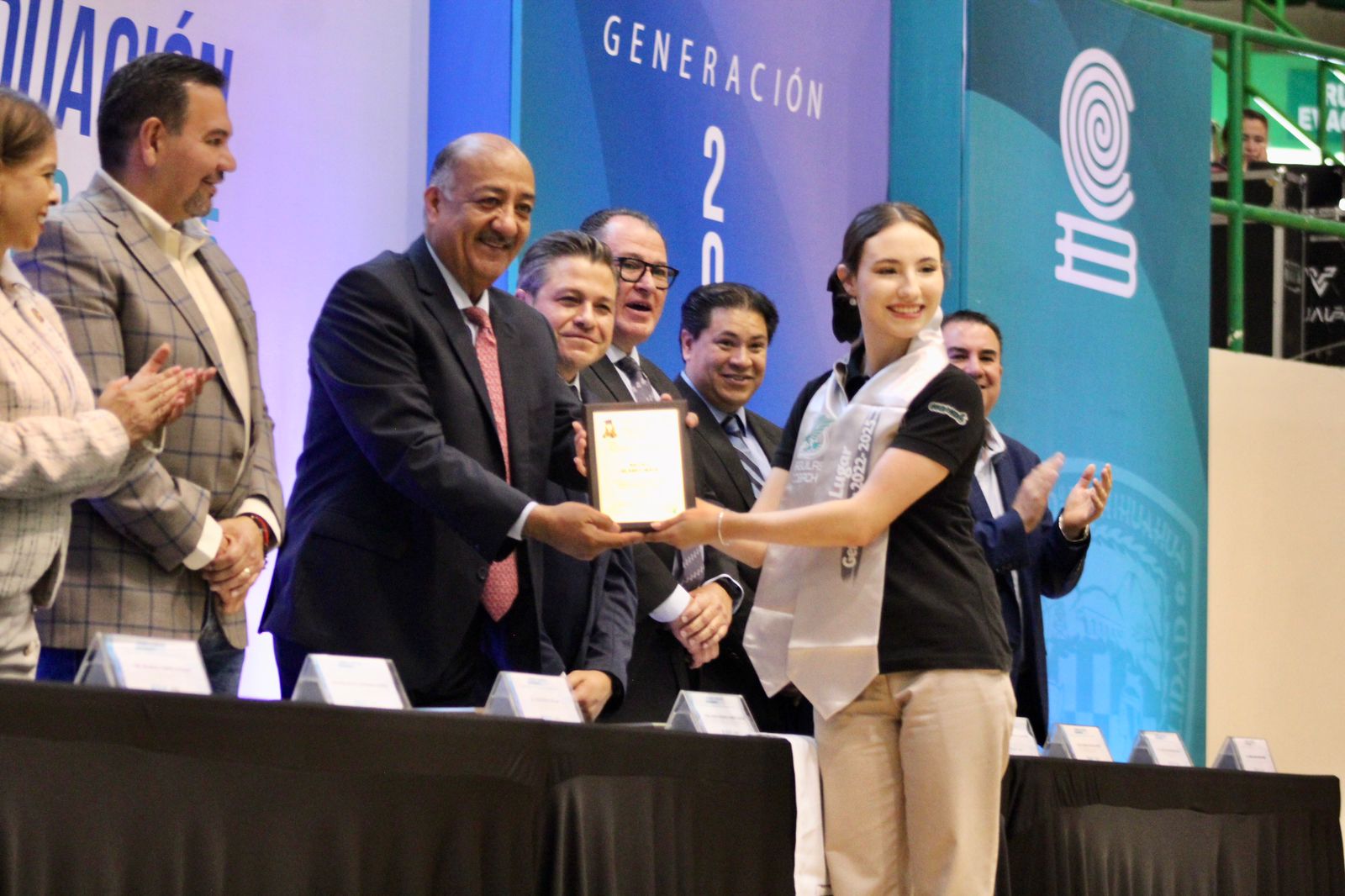 Entrega titular de la SEyD certificados a 1,351 estudiantes de los planteles 5 y 6 del Cobach en Juárez
