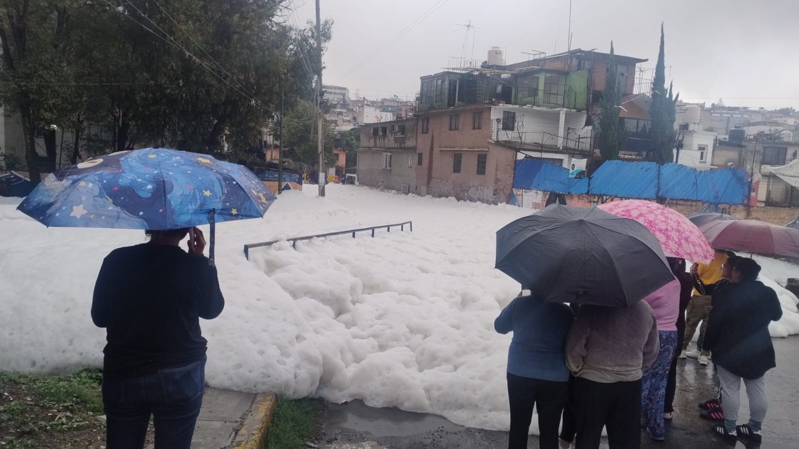 Fuerte lluvia desborda presa en Naucalpan y cubre calles con espuma blanca