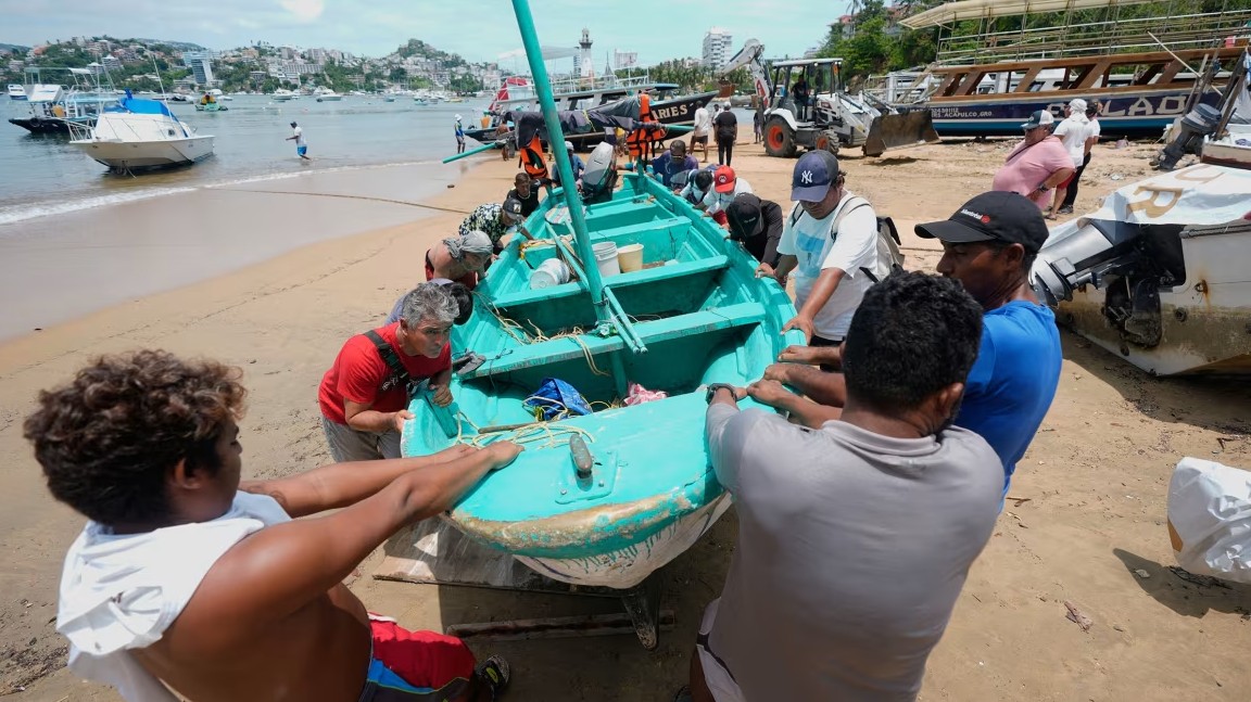 Huracán Erick toca tierra en Oaxaca con fuerza destructiva: alerta en costas del Pacífico mexicano