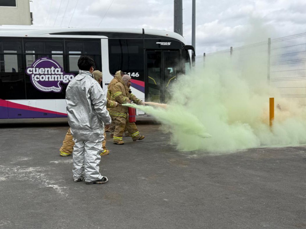 JuárezBus aplica curso práctico de combate contra incendios para garantizar la seguridad de las y los usuarios