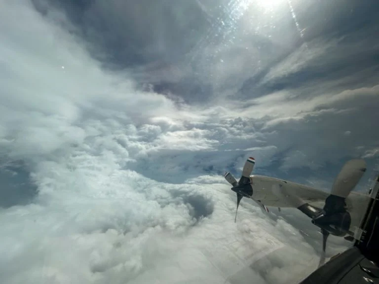 «Impresionante y aterrador»: científicos captan video desde el ojo del huracán Beryl