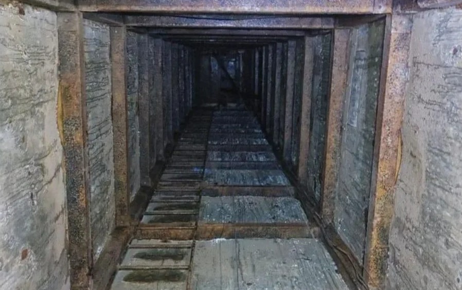 Descubren narco túnel de 800 metros en Culiacán; incautan 200 armas y vehículos blindados