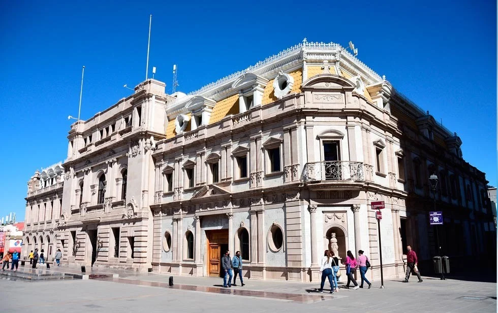 Silla de ruedas, colchón y megáfono: protesta paraliza accesos a la Presidencia Municipal de Chihuahua