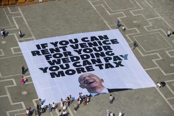 Jeff Bezos y Lauren Sánchez se dan el "sí" en exclusiva ceremonia en Venecia - protesta-contra-jeff-bezos-en-venecia