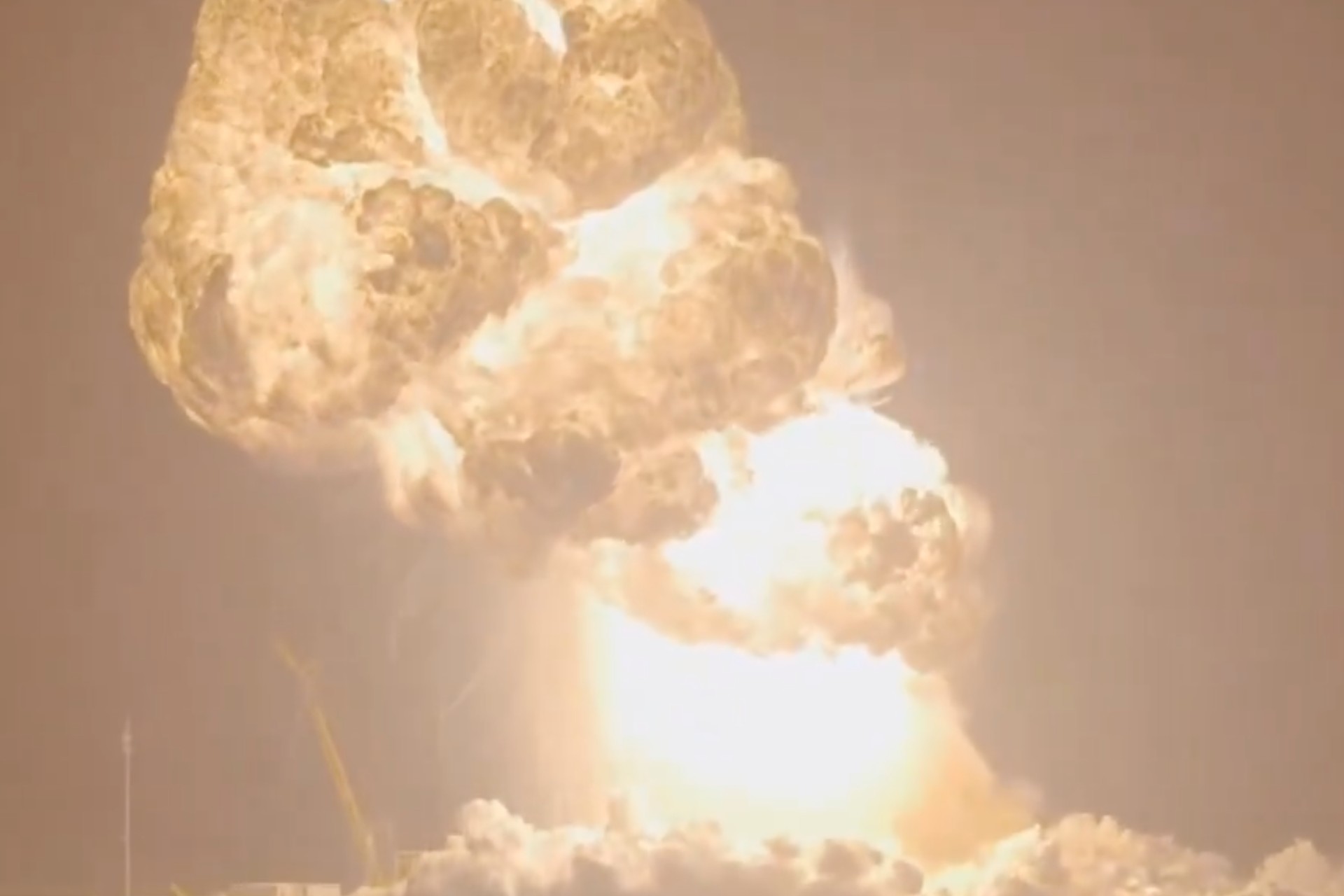Así fue el momento en que explotó un cohete de SpaceX durante pruebas en tierra