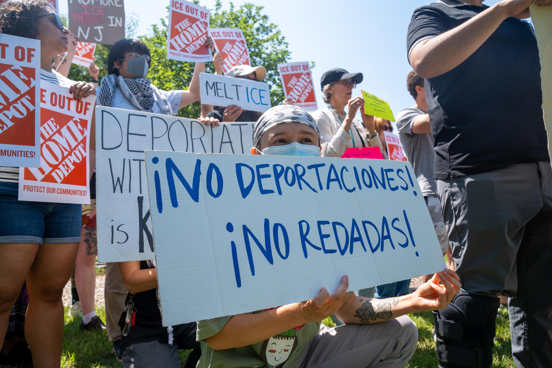 Gases, piedras y helicópteros: aumenta la tensión en redadas en el campo de California