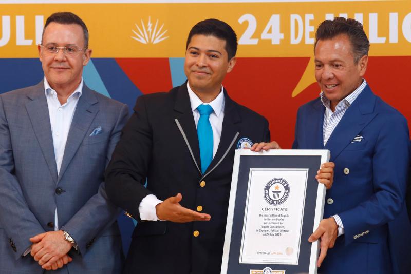 Imponen en Jalisco un Récord Guinness al reunir 3 mil 199 botellas de tequila - 2b77ba64e897993ca08da737b57aee04a4f3cacbw-1024x683
