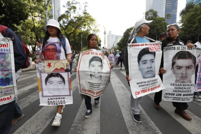 43-normalistas-ayotzinapa-protesta-cdmx