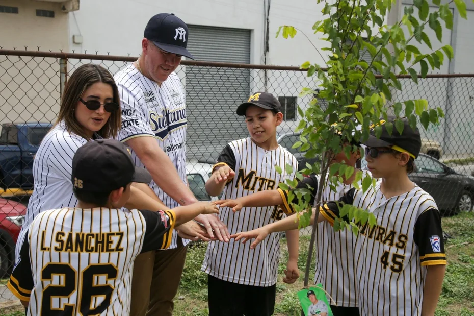 Sultanes Contigo y Josh Lester plantan los primeros árboles por cada home run conectado
