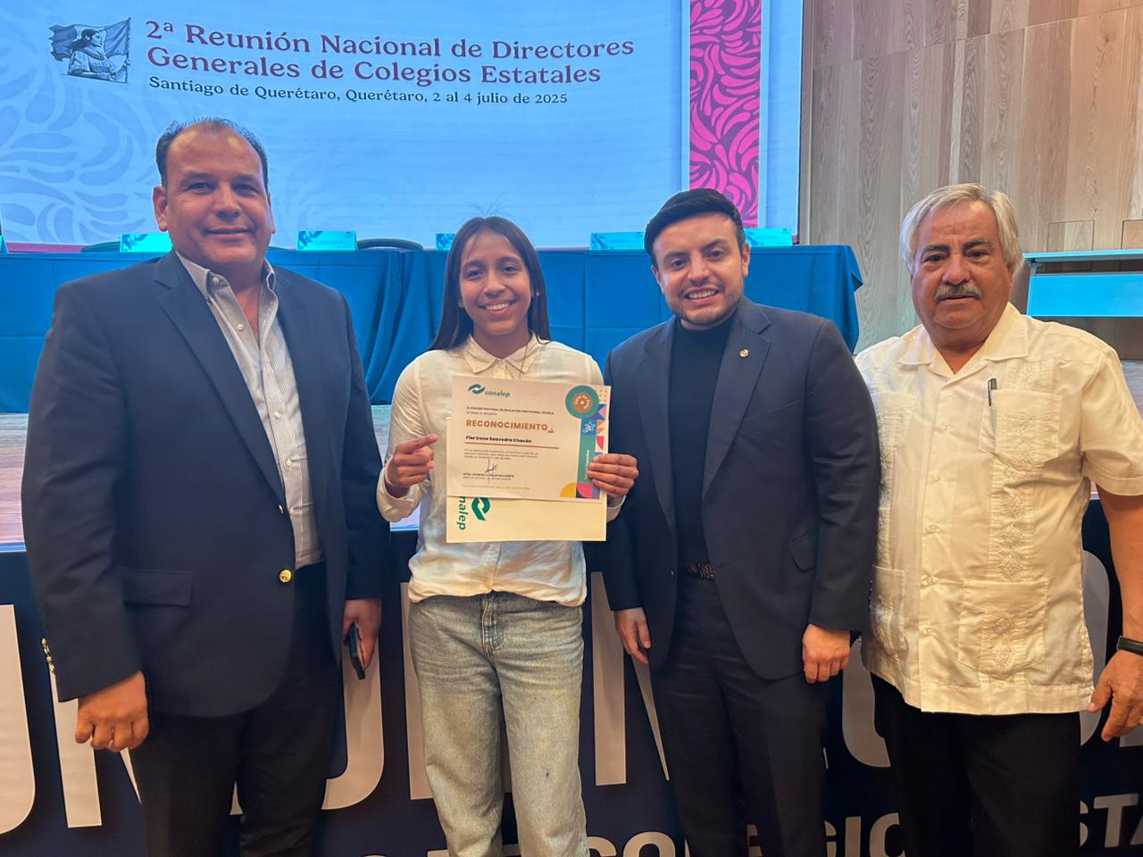 Entrega director nacional del Conalep reconocimiento a estudiante del Plantel Chihuahua I