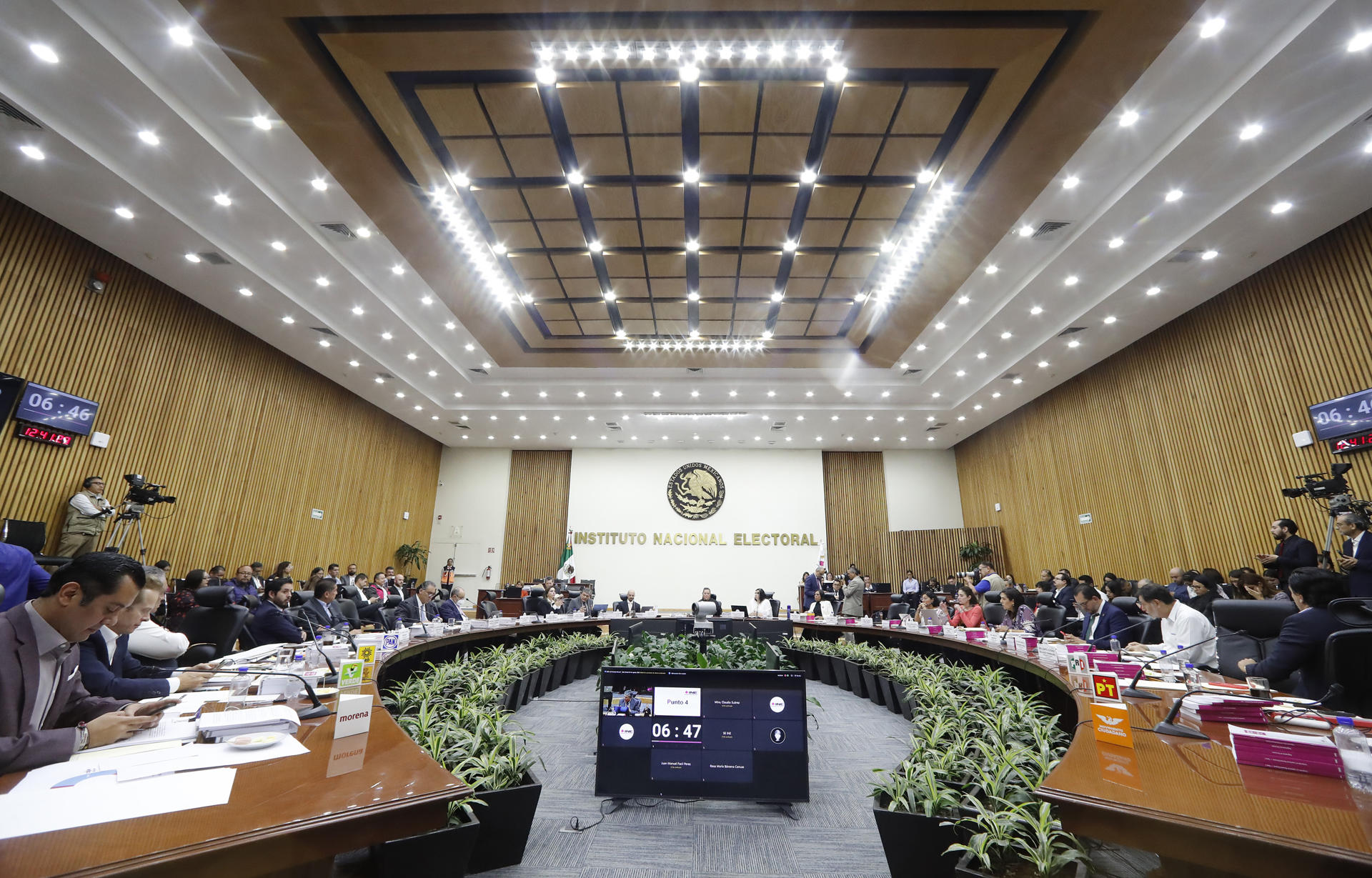 Perfila INE multas a candidatos que aparecieron en acordeones