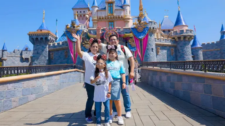 sultanes-contigo-cumple-el-sueno-de-julia-de-conocer-disneyland