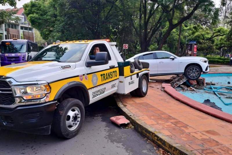 Fotos: Conductor de camioneta de lujo se queda dormido y choca contra fuente en Polanco, CDMX - camioneta-mercedes-choque-fuente-polanco-2-1024x683