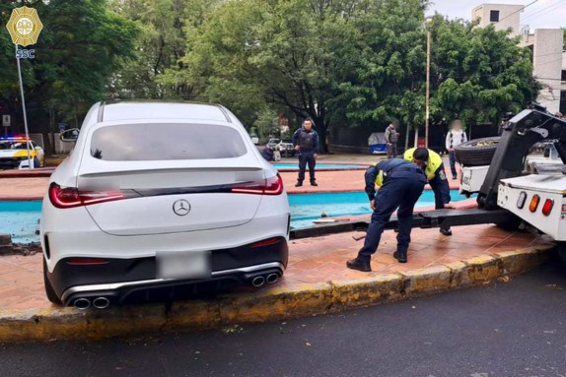 Fotos: Conductor de camioneta de lujo se queda dormido y choca contra fuente en Polanco, CDMX
