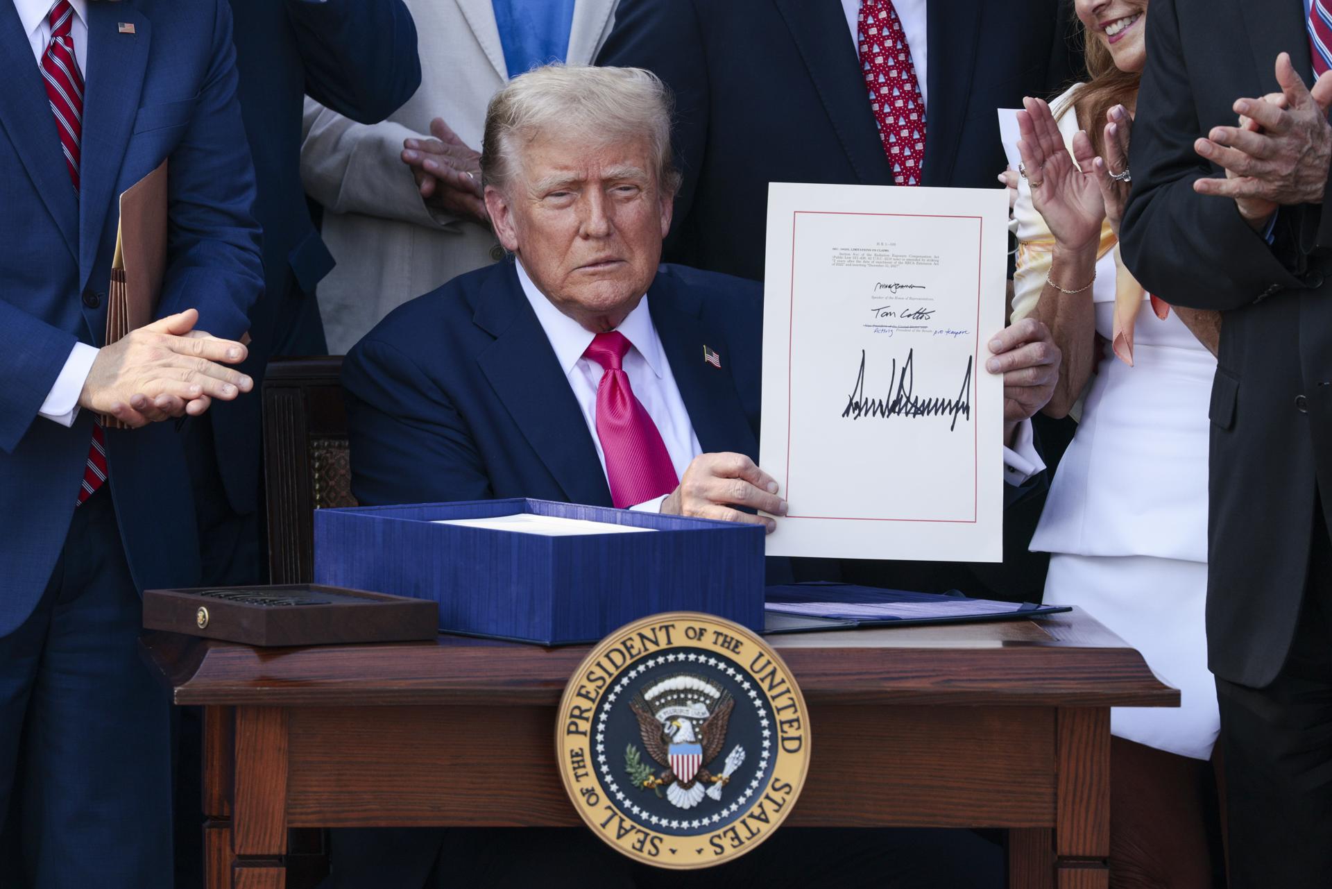 Trump firma su proyecto de ley y dice que es su “mayor victoria”