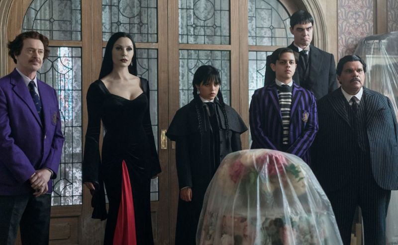 Netflix da un vistazo de la Temporada 2 de Merlina en tráiler oficial - familia-addams-en-la-temporada-2-de-la-serie-merlina-de-netflix