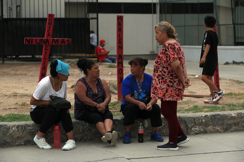 Urgen respuestas tras hallazgo de 383 cuerpos sin incinerar en Ciudad Juárez - familiares-de-fallecidos-en-busca-de-respuestas-por-los-383-cuerpos-hallados-en-ciudad-juarez