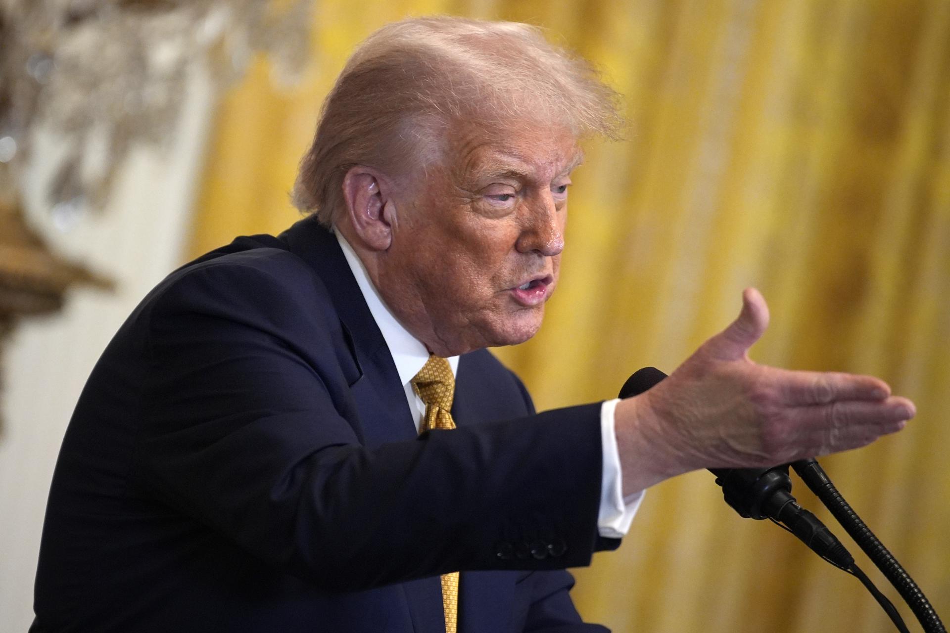 Trump eleva los aranceles a Canadá del 25 al 35% a partir del viernes