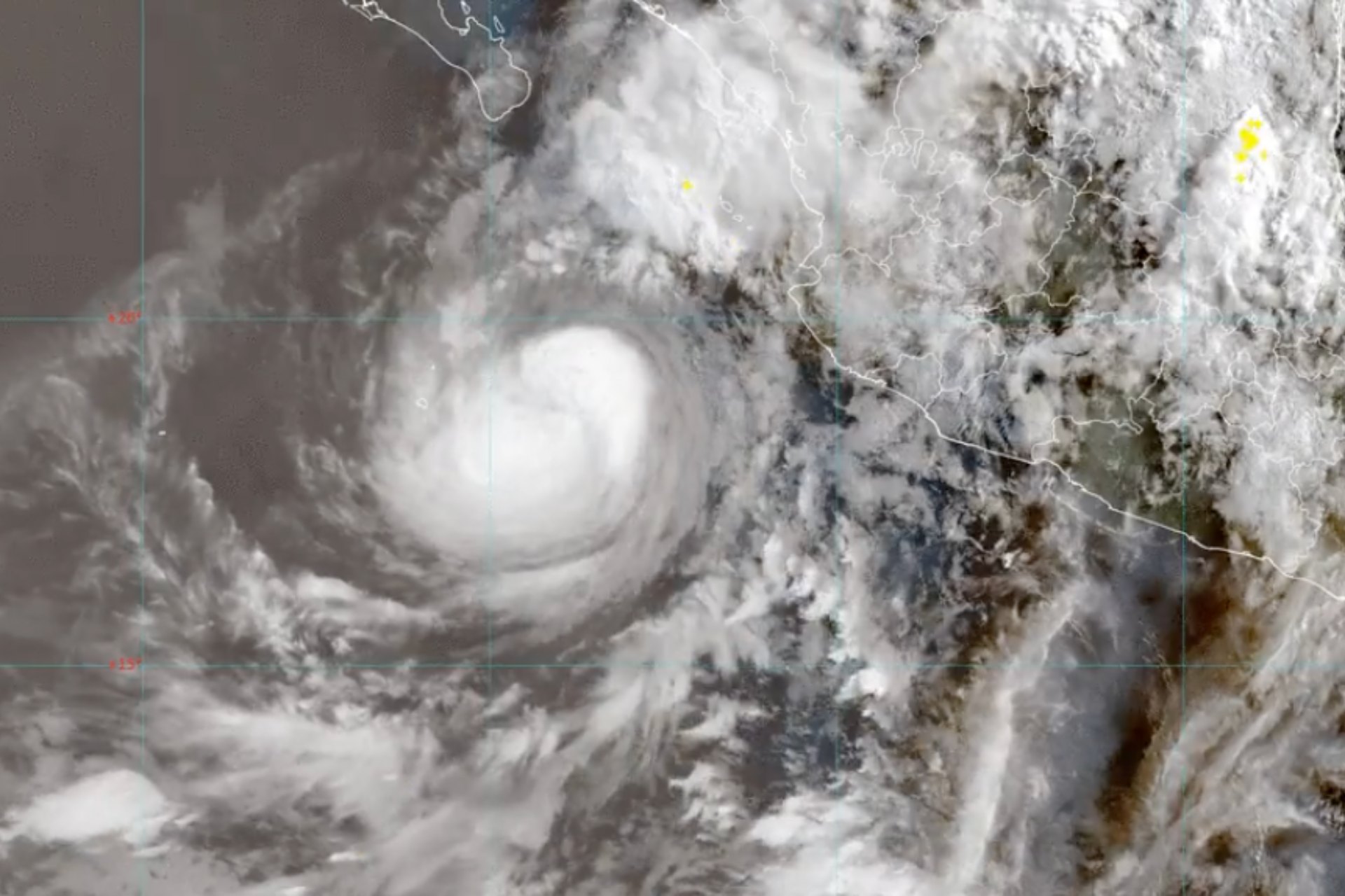 “Flossie” se degrada a huracán categoría 2, ¿seguirá afectando a México?