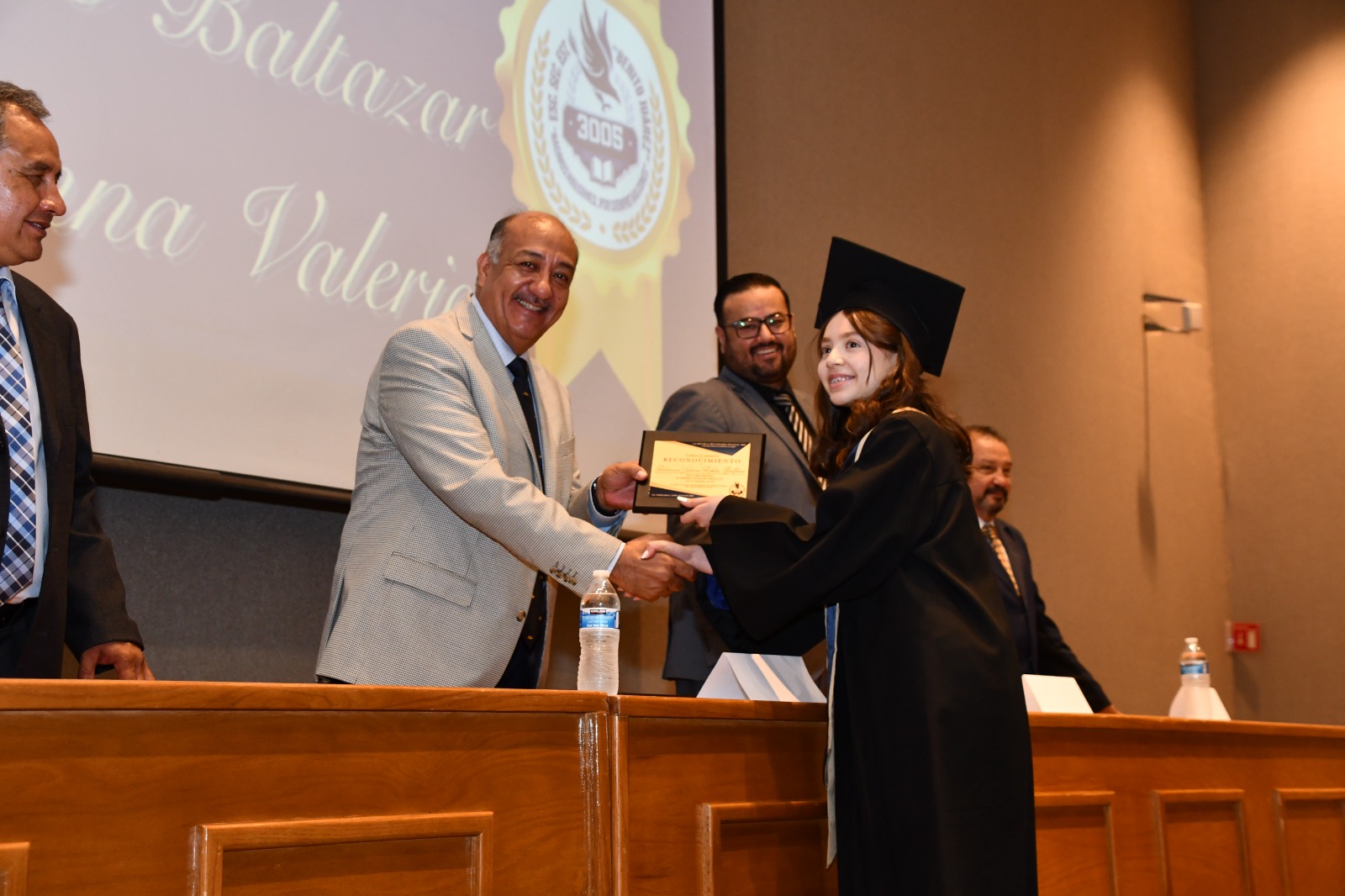 Encabeza titular de la SEyD graduaciones en planteles de Educación Básica