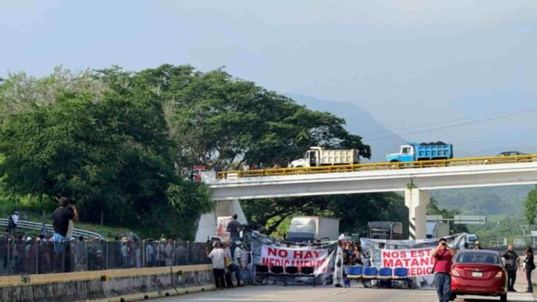 habitantes-de-49-pueblos-bloquean-la-autopista-del-sol-en-demanda-de-obras-y-pagos-de-adeudos