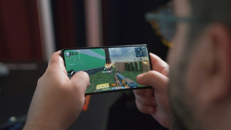 hombre-juega-en-un-celular